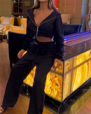 Conjunto de Duas peças com top com zíper e Calças recortadas com Cordão