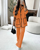 Conjunto de duas peças com top de malha decorado com linha de cor sólida e calças casuais