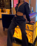 Conjunto de Duas peças com top com zíper e Calças recortadas com Cordão